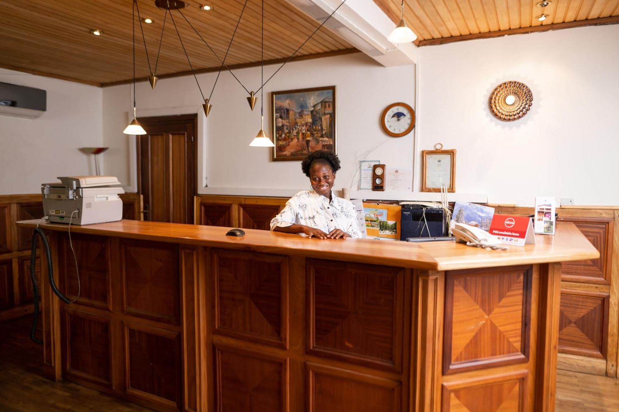 Esther'S Hotel アクラ エクステリア 写真