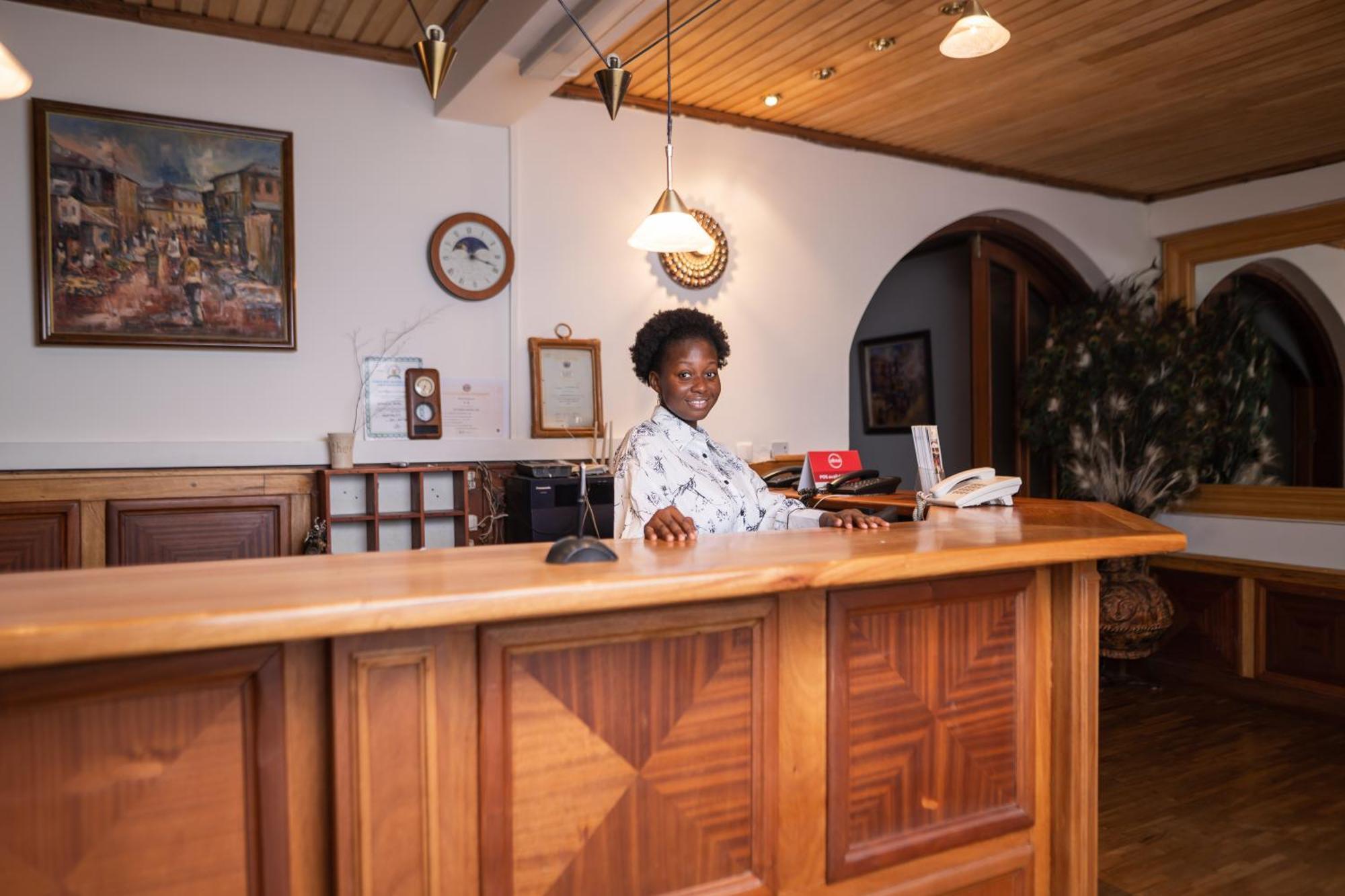 Esther'S Hotel アクラ エクステリア 写真